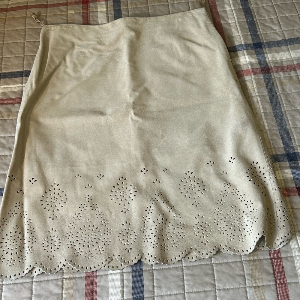 Banana Reoublic Elegant Cream suede Skirt with Laser-Cut Detailing size 8